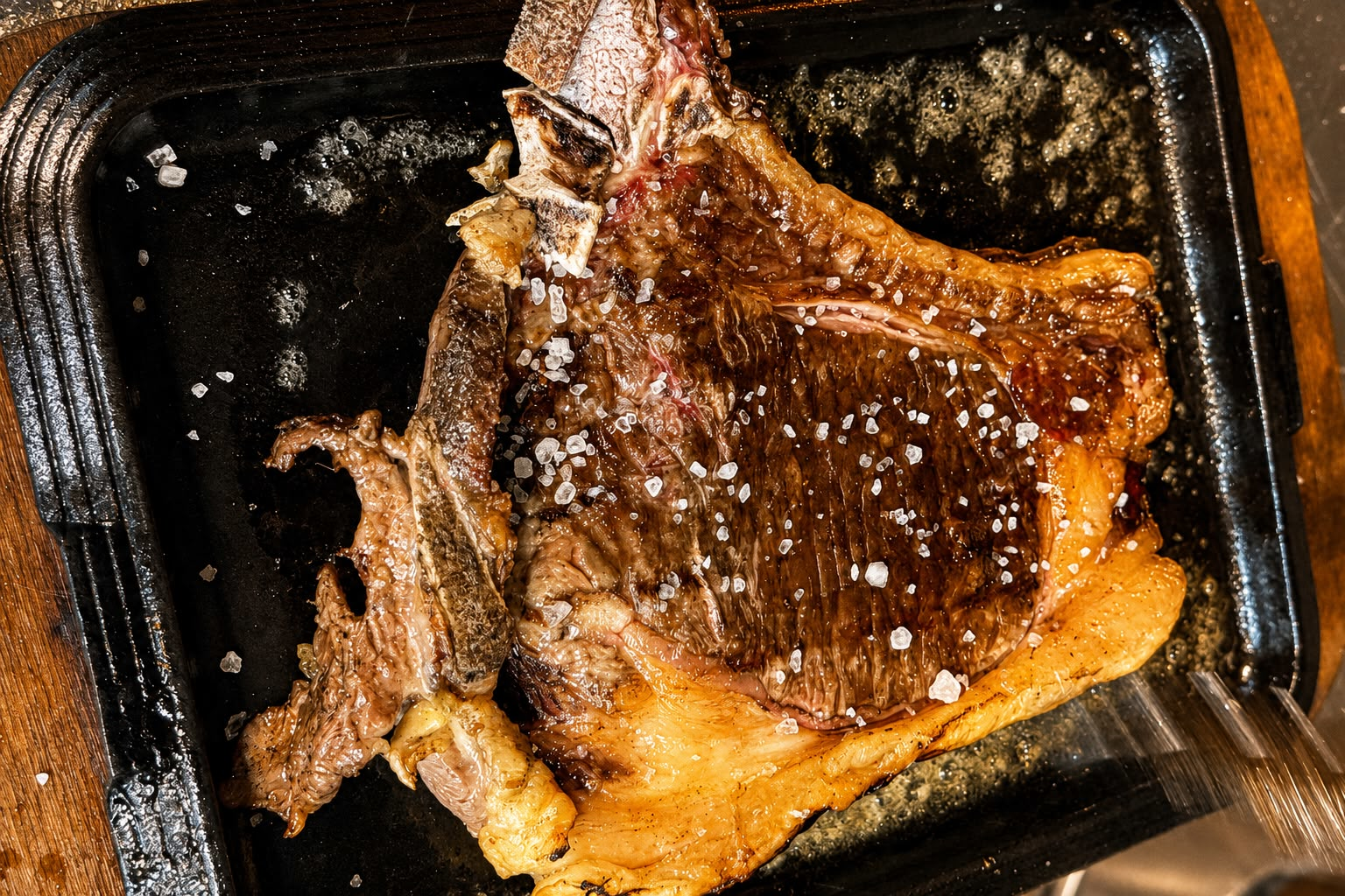 Pollo intero allo spiedo appena sfornato