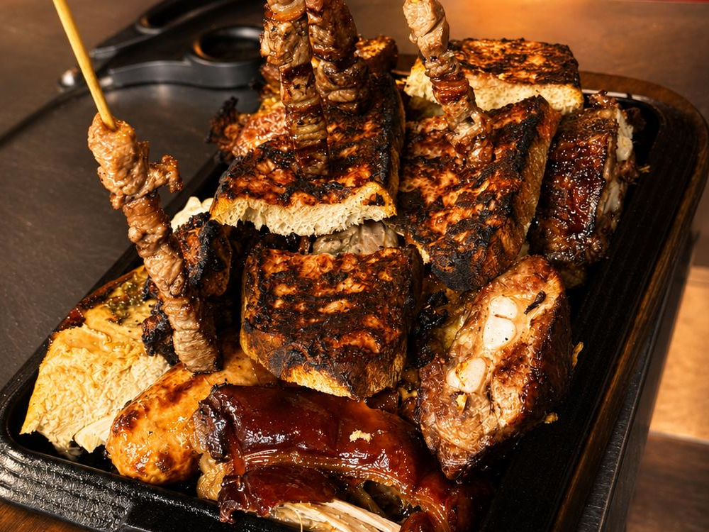 Pollo intero allo spiedo appena sfornato