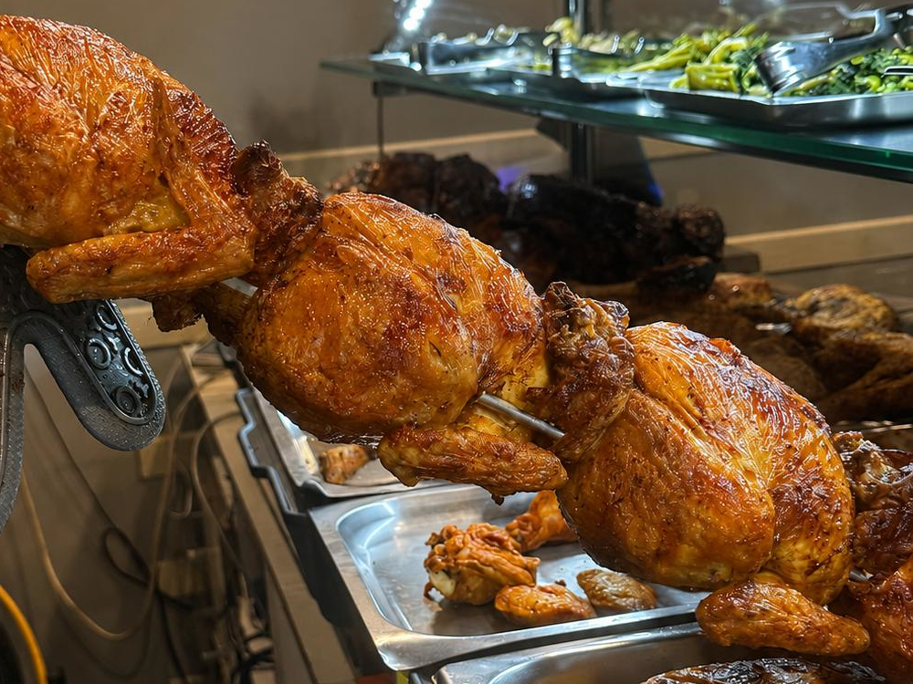 Pollo intero allo spiedo appena sfornato