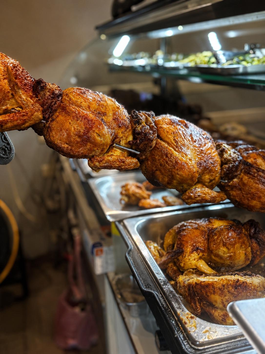 Pollo intero allo spiedo appena sfornato